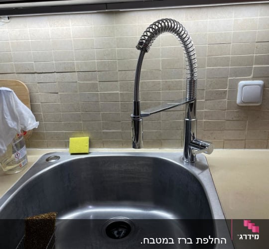 ברז נירוסטה גבוה מעל כיור מטבח